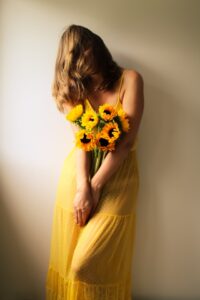 drömmande kvinna i gul klänning