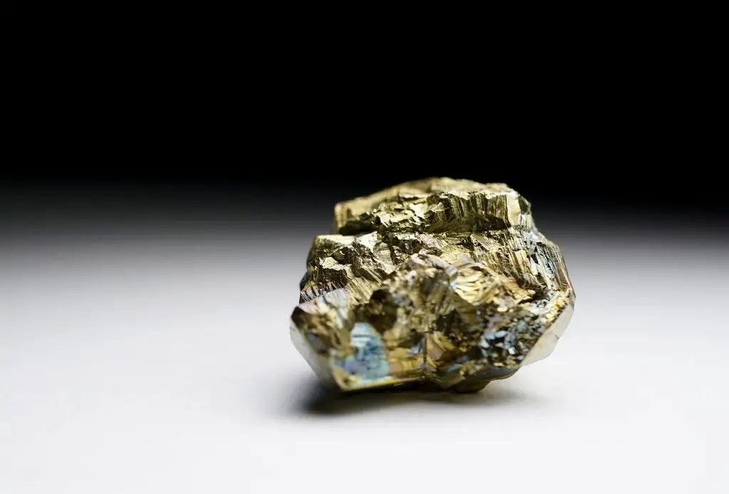 Pyriitti kristallin merkitys: Chakra, raha, Raamattu, kivet ja käyttötarkoitukset, Feng Shui