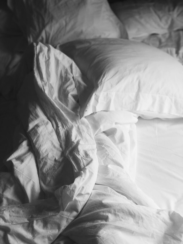 Bed sheets feng shui: colors, black, white, blue, red, orange
