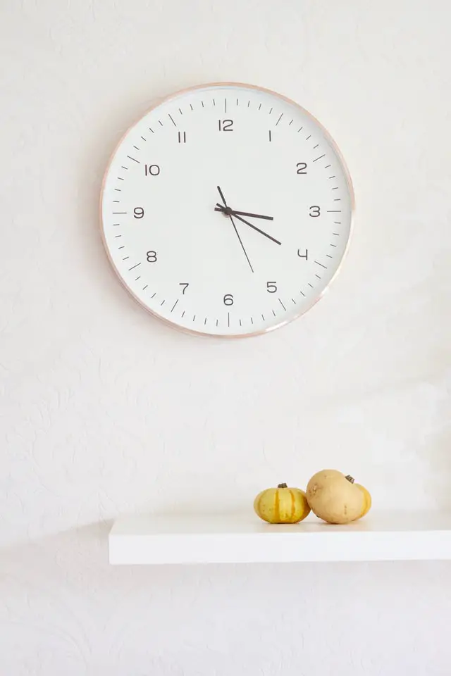 Where to put a wall clock: In the living room,in bedroom, in kitchen, in dining room, in feng shui